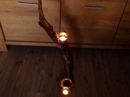 Altholz mit Kerzenlicht